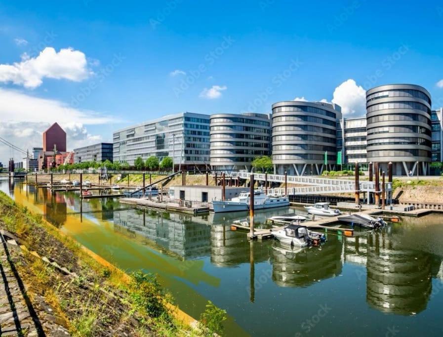 Onthepoint, Erdgeschoss, Abstellplatz Fuer Fahrraeder, City Und Innenhafen 5 Gehminuten!!! Duisburgo Exterior foto